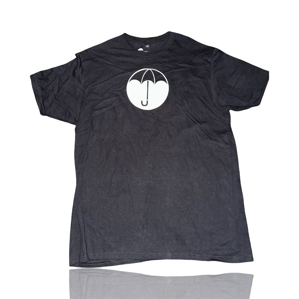 Umbrella Academy Logo T-Shirt Black Unisex Large: Graphic Novels: Gerard Way